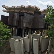 養老の滝周辺にはちょっとした遊園地や子ども公園、市場等がありその中に養老天命反転地もあります。 美術館の屋外版の様で、でも単に何も考えずに作った様でも